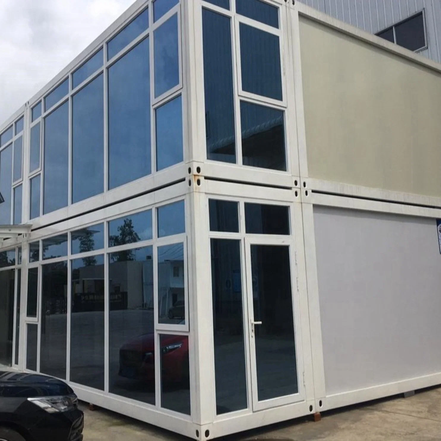 Maison préfabriquée en bois avec grain de bois pour restaurant ou stand de nourriture.