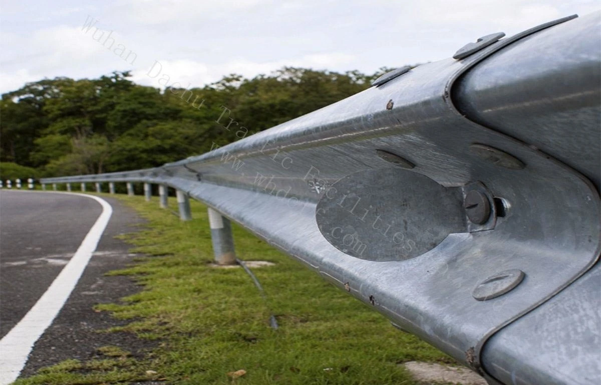 Galvanizado en caliente de acero de la seguridad vial de la construcción de la barrera de choque a la autopista del guardarraíl W Onda Thrie Metal viga puente ondulado de baranda de la barrera de tráfico personalizado