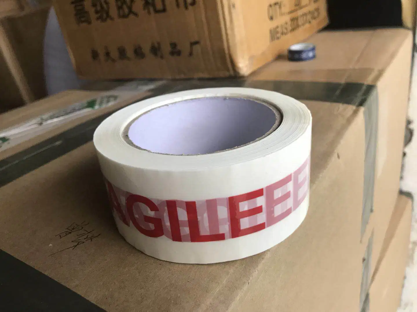 Rouleau de l'impression de marque personnalisée Jumbo adhésif Logo personnalisé imprimé fragile de l'emballage de l'OPP l'emballage BOPP Tape