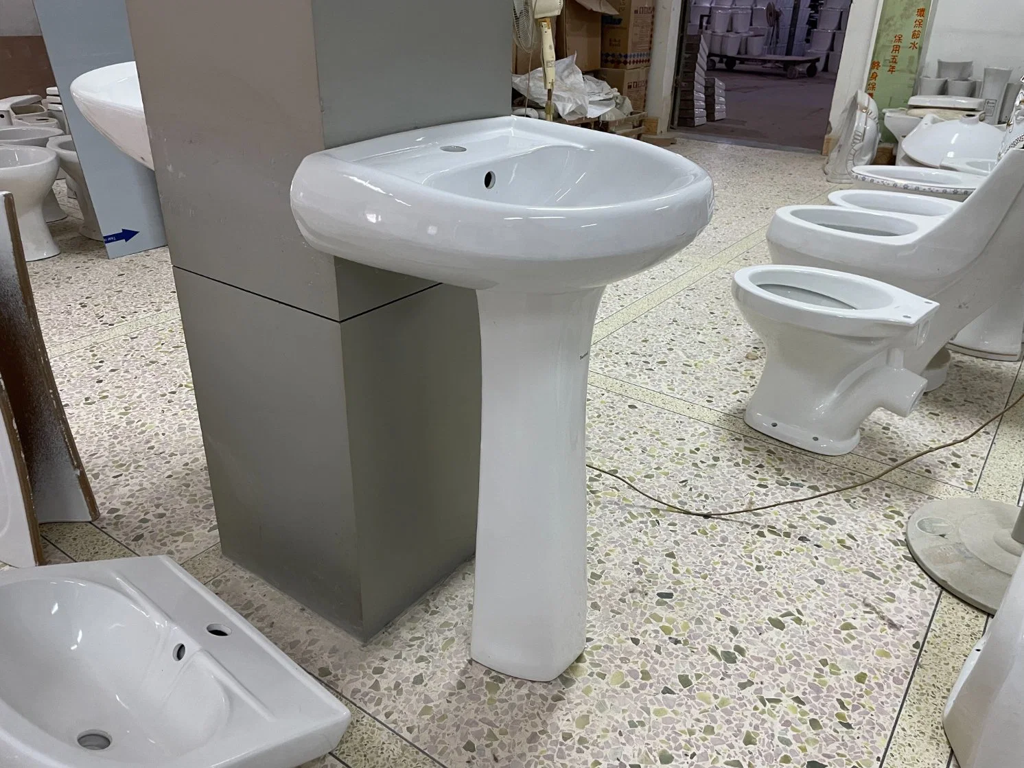 China Günstige Twyford Pedestal Basin Keramik Sanitärkeramik für Nigeria Ghana