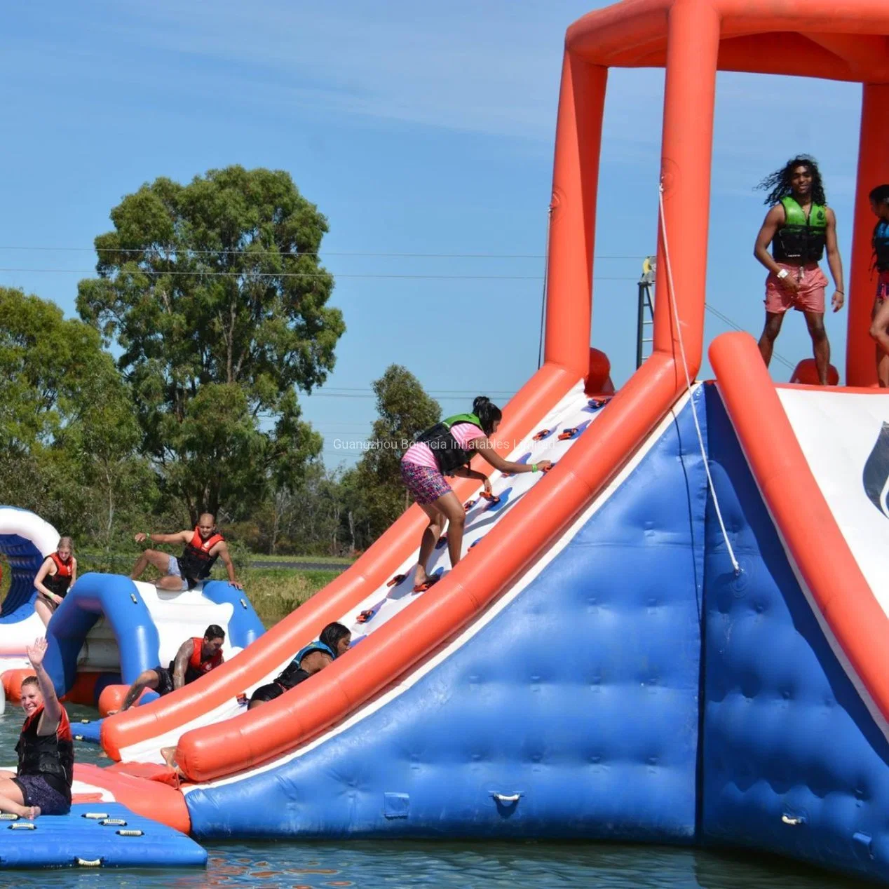 107.5m de longueur de l'eau gonflables géants Park 250 Capacité d'Amusement Aqua Park