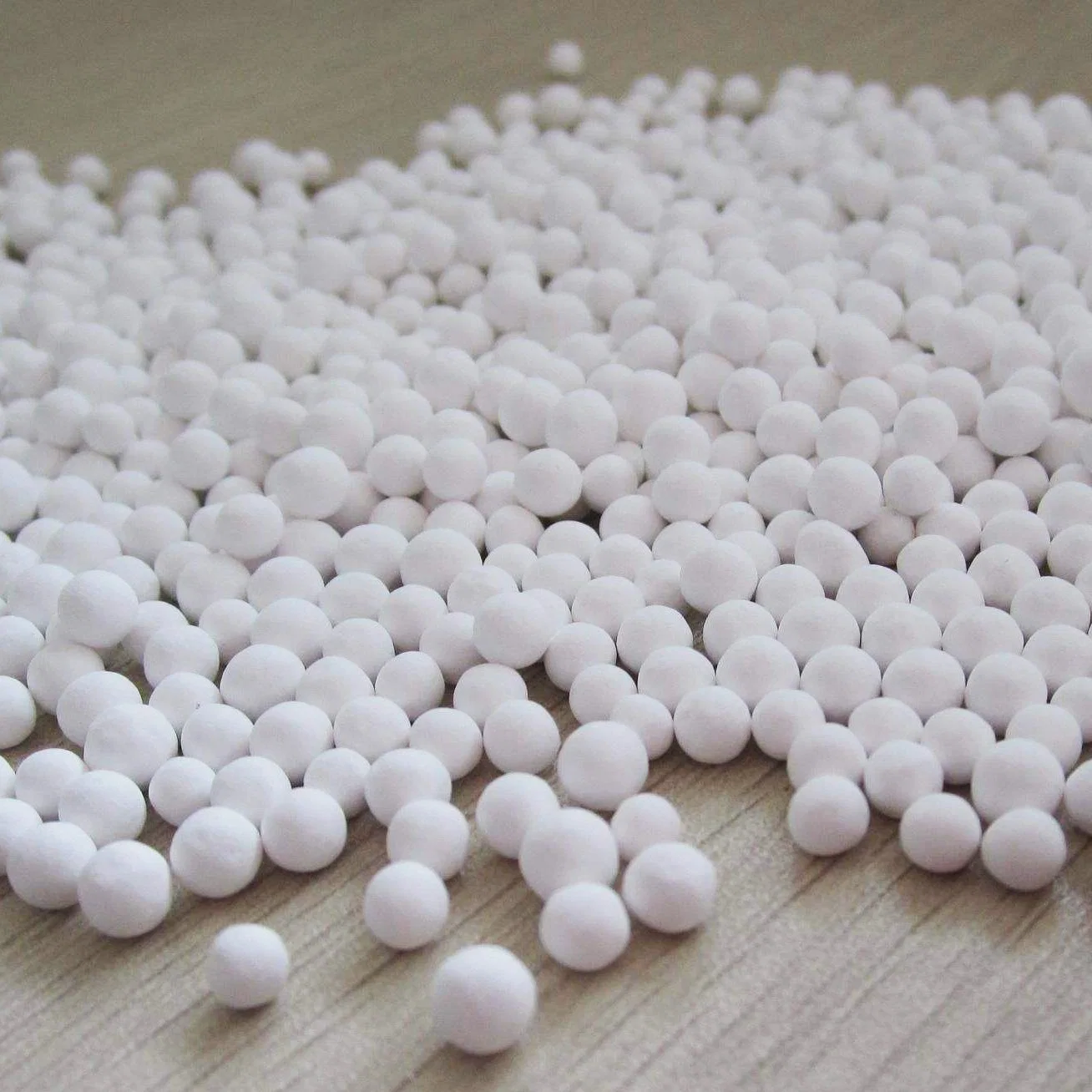 تم تنشيط البنية عالية المسامية Alumina desiccant تنشيط Alumina الكرة الكيميائية ماص