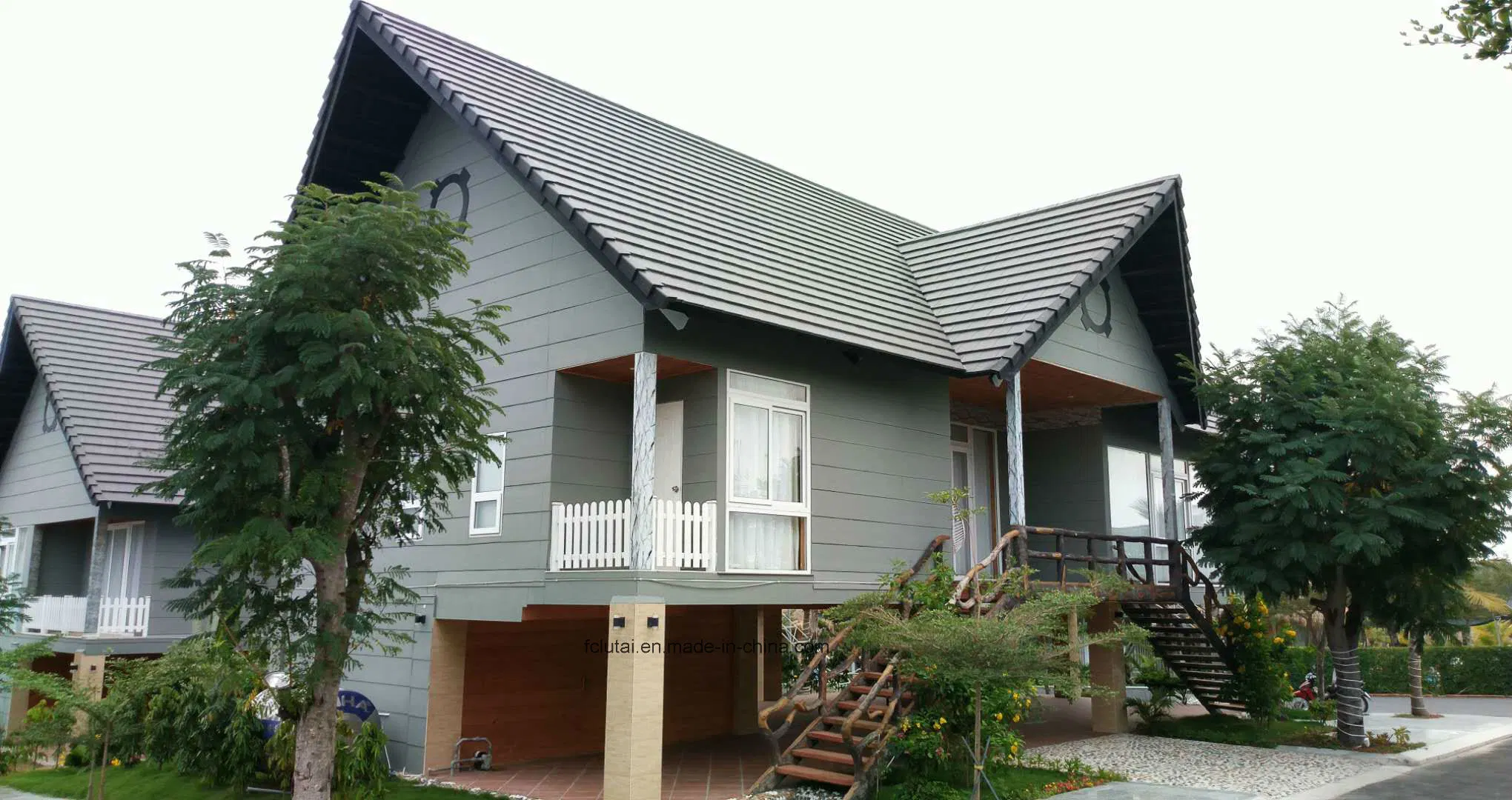 Casas prefabricadas de estructura de acero LGS con tablero de fibrocemento, aislamiento térmico, peso ligero, revestimiento de paneles exteriores de villa con absorción de sonido y acabado de madera.