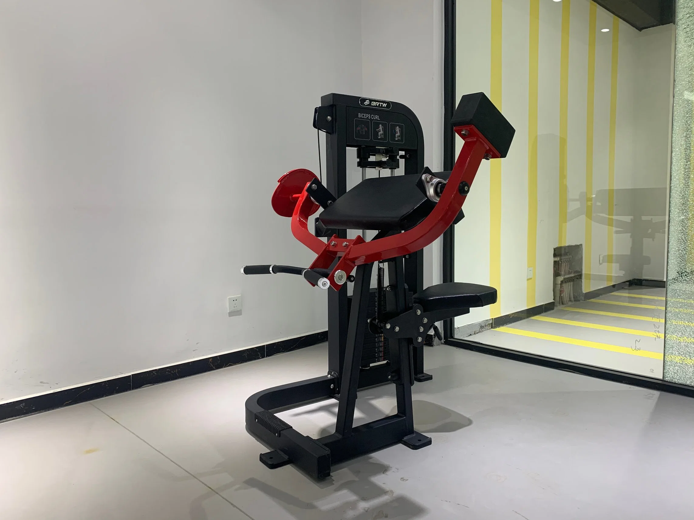 Equipamento esportivo comercial carregado por pino para extensão de tríceps sentado funcional de fitness indoor.