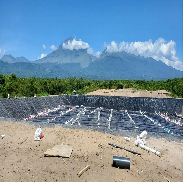 HDPE Film 750 micrones de 20 metros de ancho x 80 metros de longitud para un estanque de peces