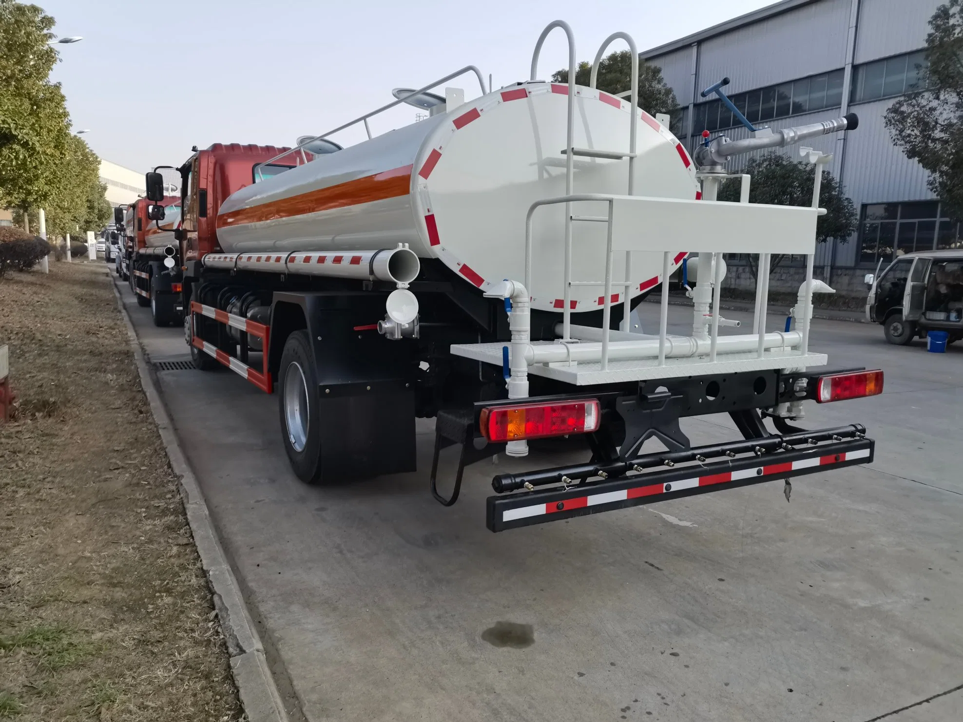 Spezielle Wassertanker LKW 4X2 Bewässerung Warenkorb Transport Sprinkler Spray Tankwagen