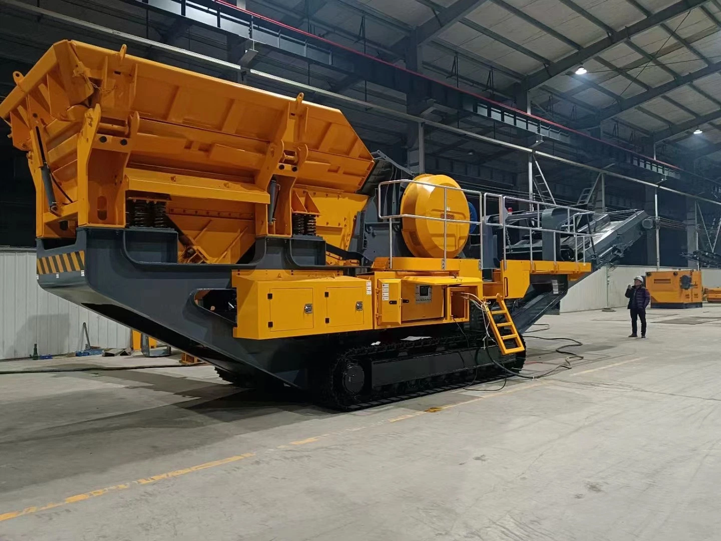 Crawler Mobile Crushing Station 260 Tph Capacity Mining Quarry Granite Basalt Limestone Gravel Cone Crusher Mobile Stone Crusher