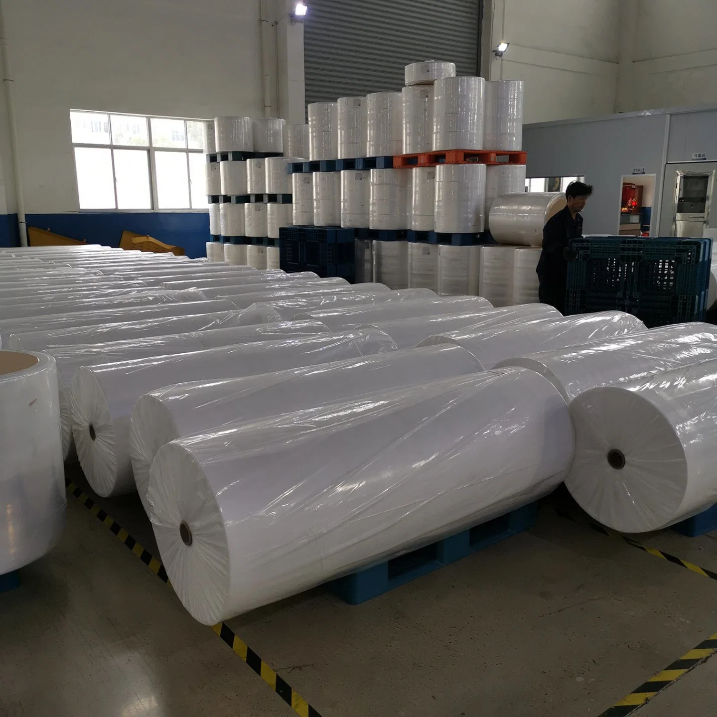 Hot Sell Raw Material 100% PP Spunbond SSS Nonwoven Cloth for Sanitary Napkin