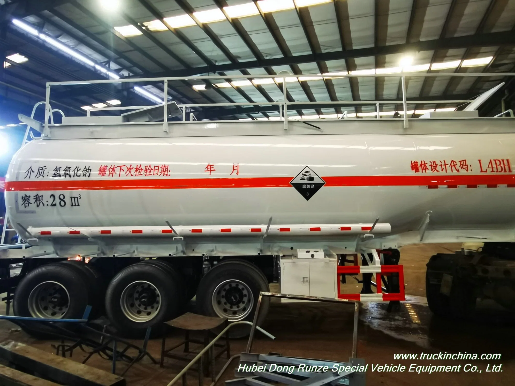 7396 Gallon 28m3 Sodium Hydroxide Caustic Soda Tanker Trucks Trailer with Caustic Soda Pump (60Ton NaOH Tank)