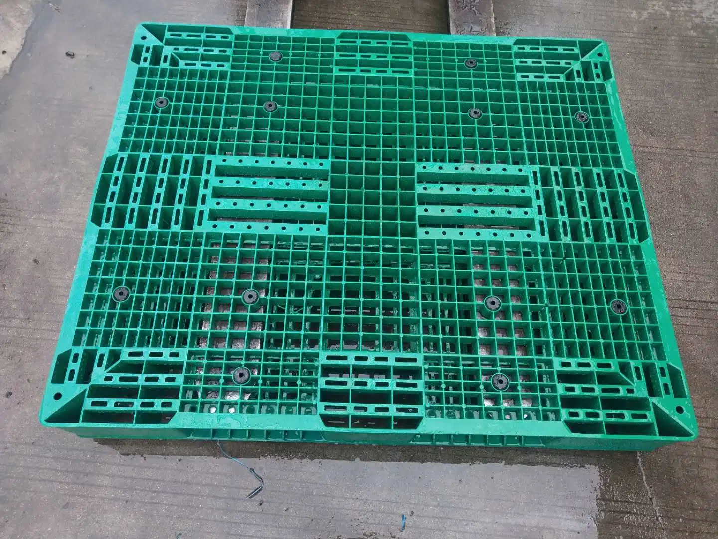 Moderate Price Rack Single Faced 4 Way Entry Plastic Pallets Closed Deck Cardboard Pallet