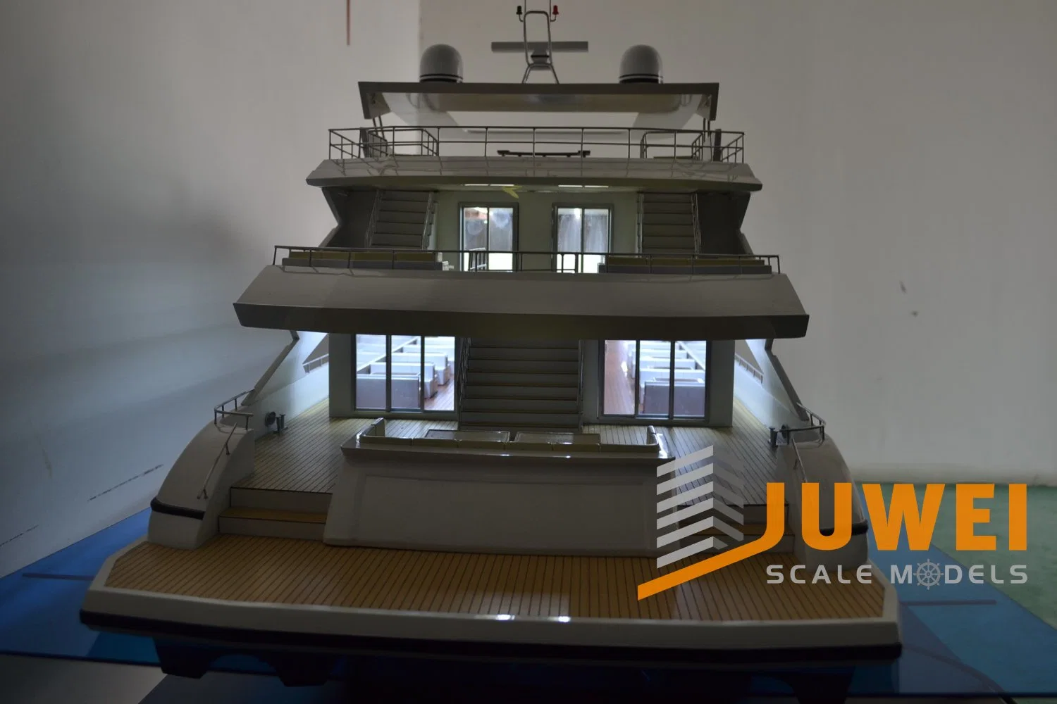 High Detailed Yacht Scale Model with Lighting Effects (JW-09)