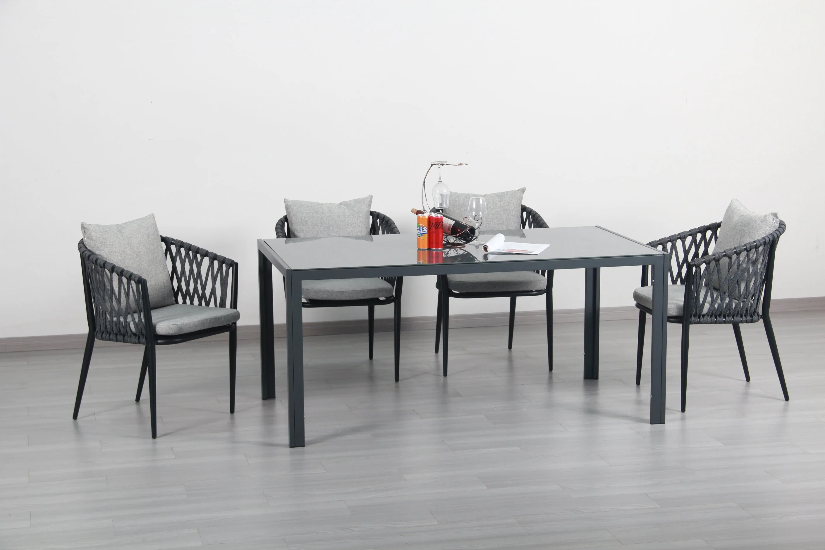 Ensemble de chaises et de tables de jardin modernes en rotin tressé avec corde, mobilier d'hôtel.