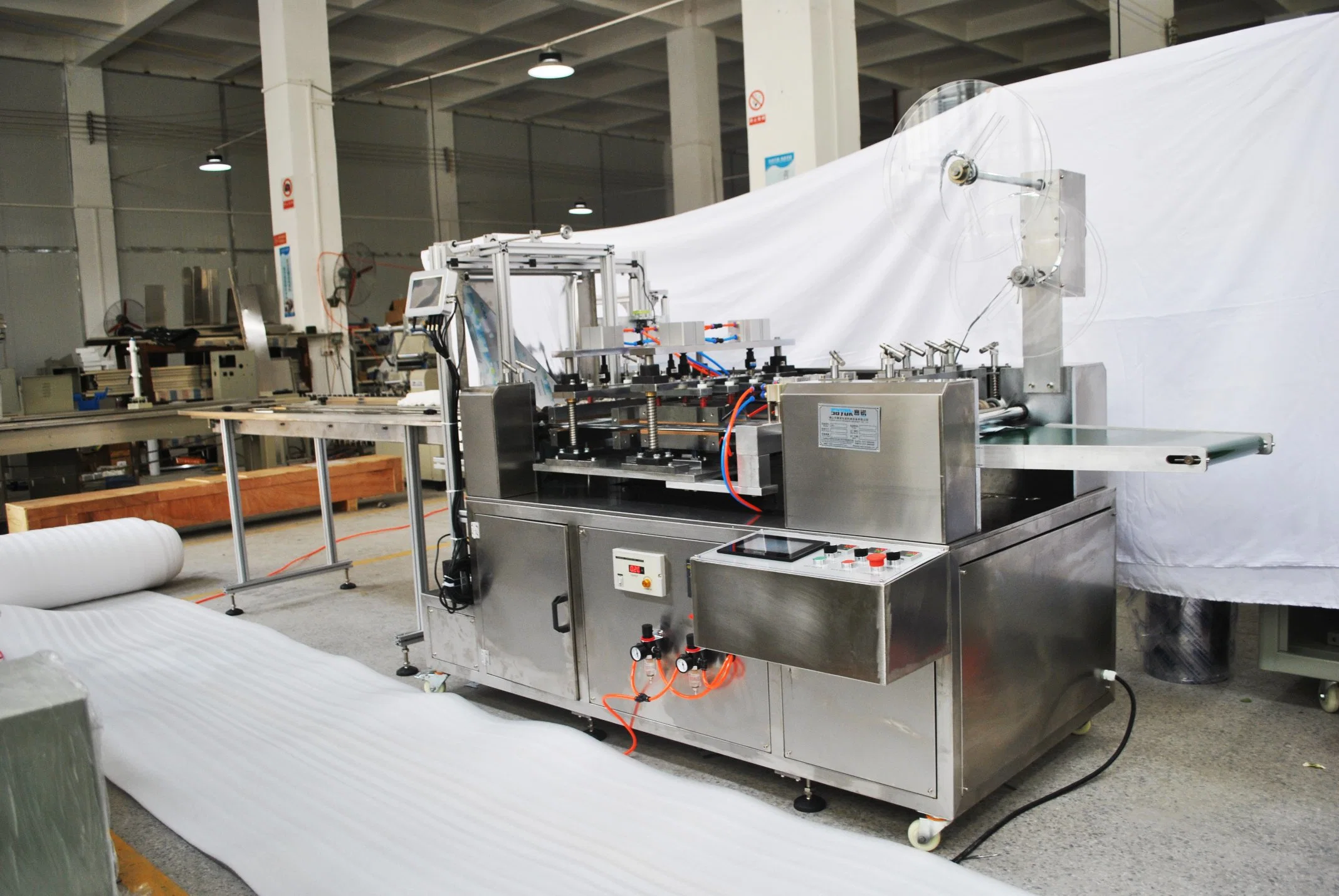 Automatic Four Side Sealed Packaging Machine Kf94/N95 Masks Paper Plastic Film Packing Machine