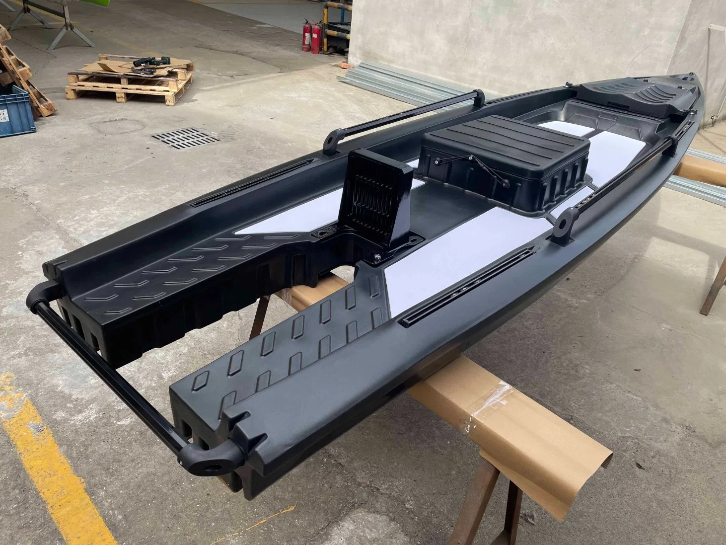 Nueva llegada 13ft 4m Rotomolded plástico solo Skiff barcos de pesca Kayak motorizado