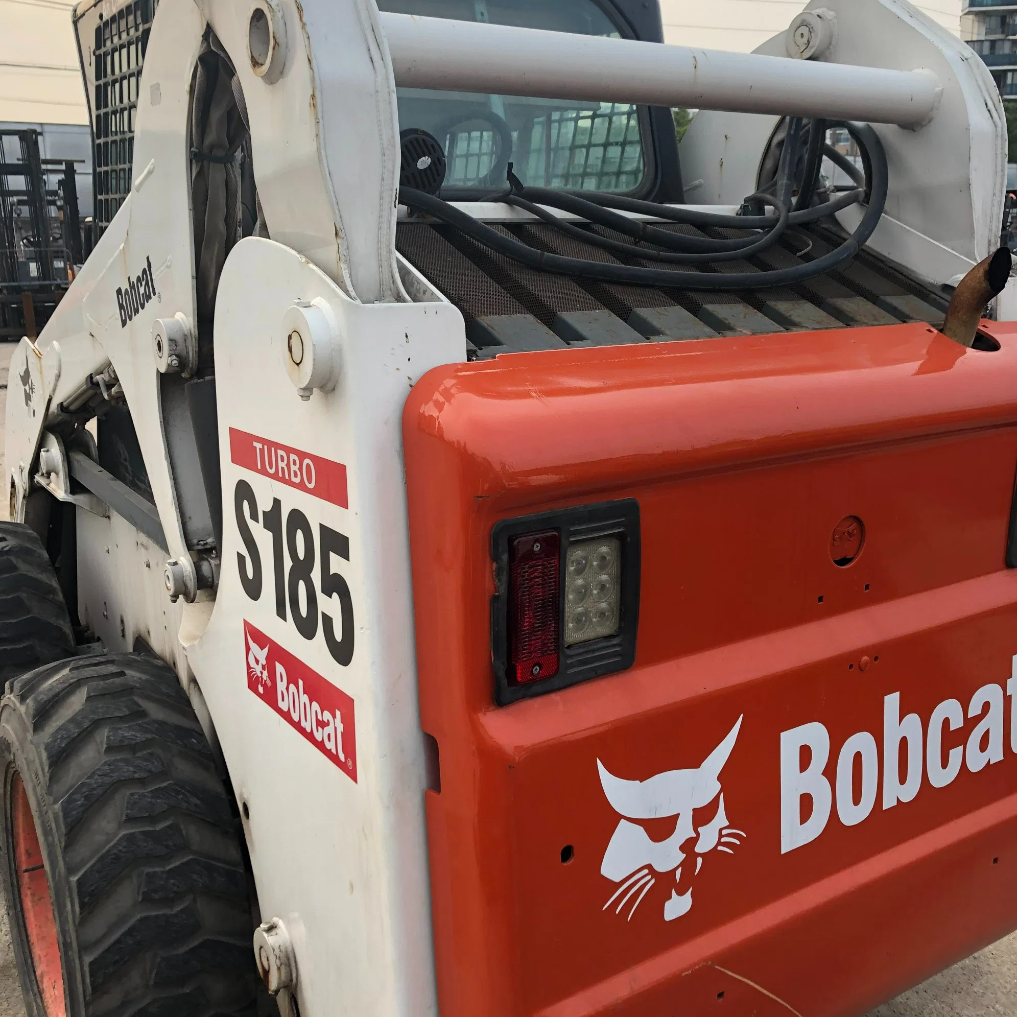 Venta de máquina de construcción usada en buen estado Bobcat S185 a precio económico. Excavadora con alta eficiencia de operación Bobcat S185.