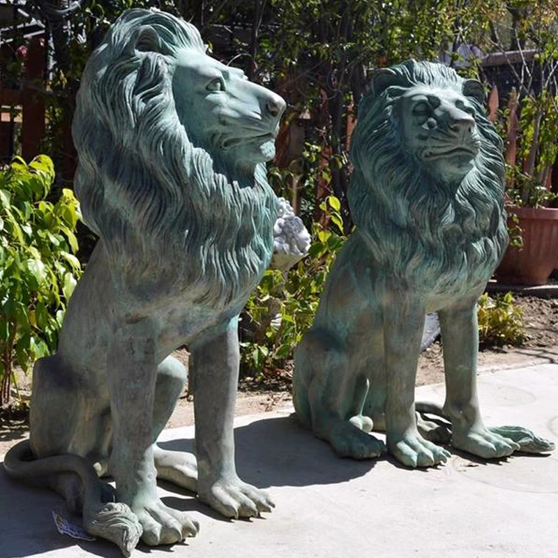 Statue de lion en bronze coulé de taille standard, classique de jardin.