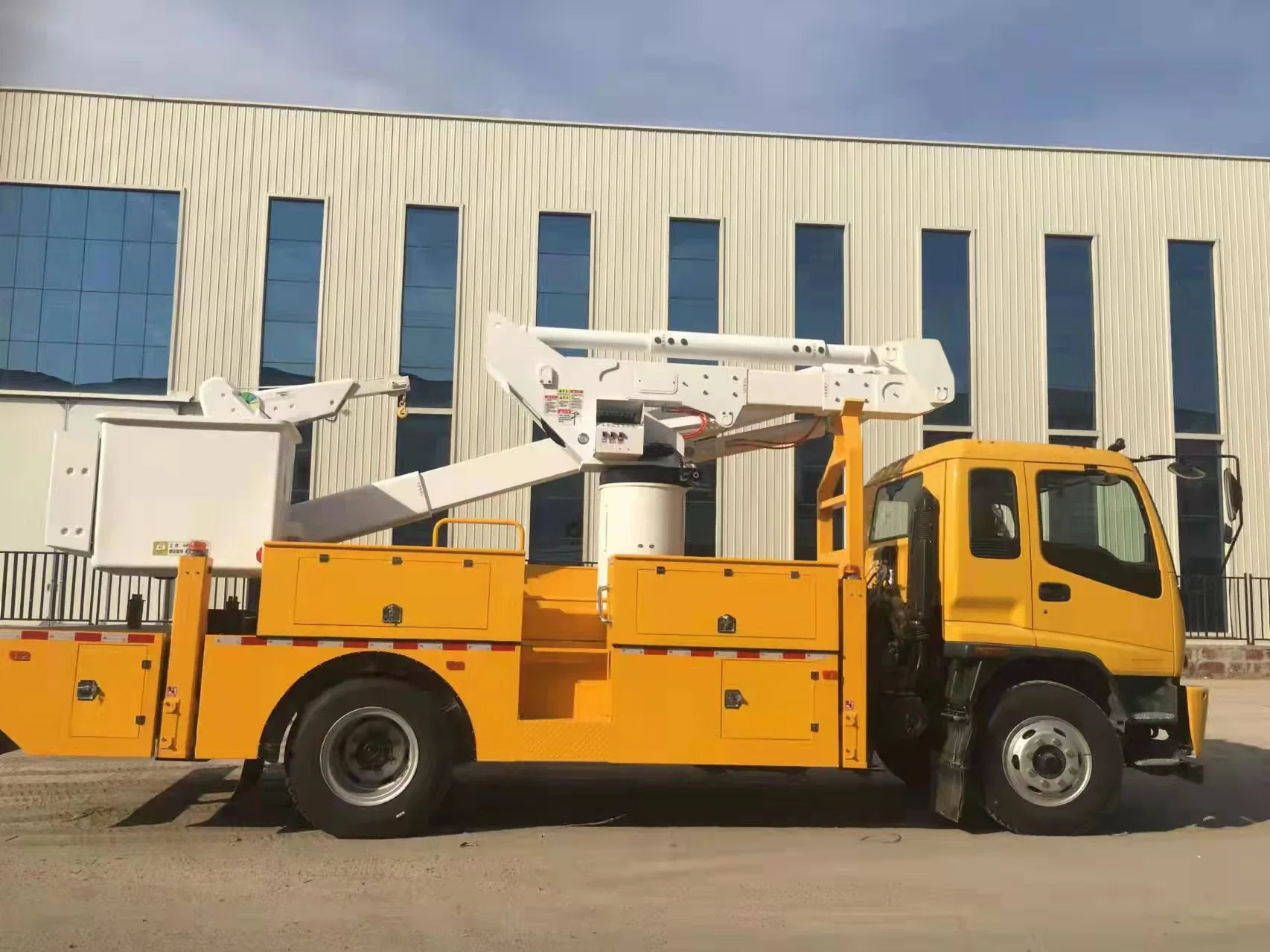 17m de elevación del brazo hidráulico montados sobre camiones pequeños Cherry Picker con cuchara de aislamiento