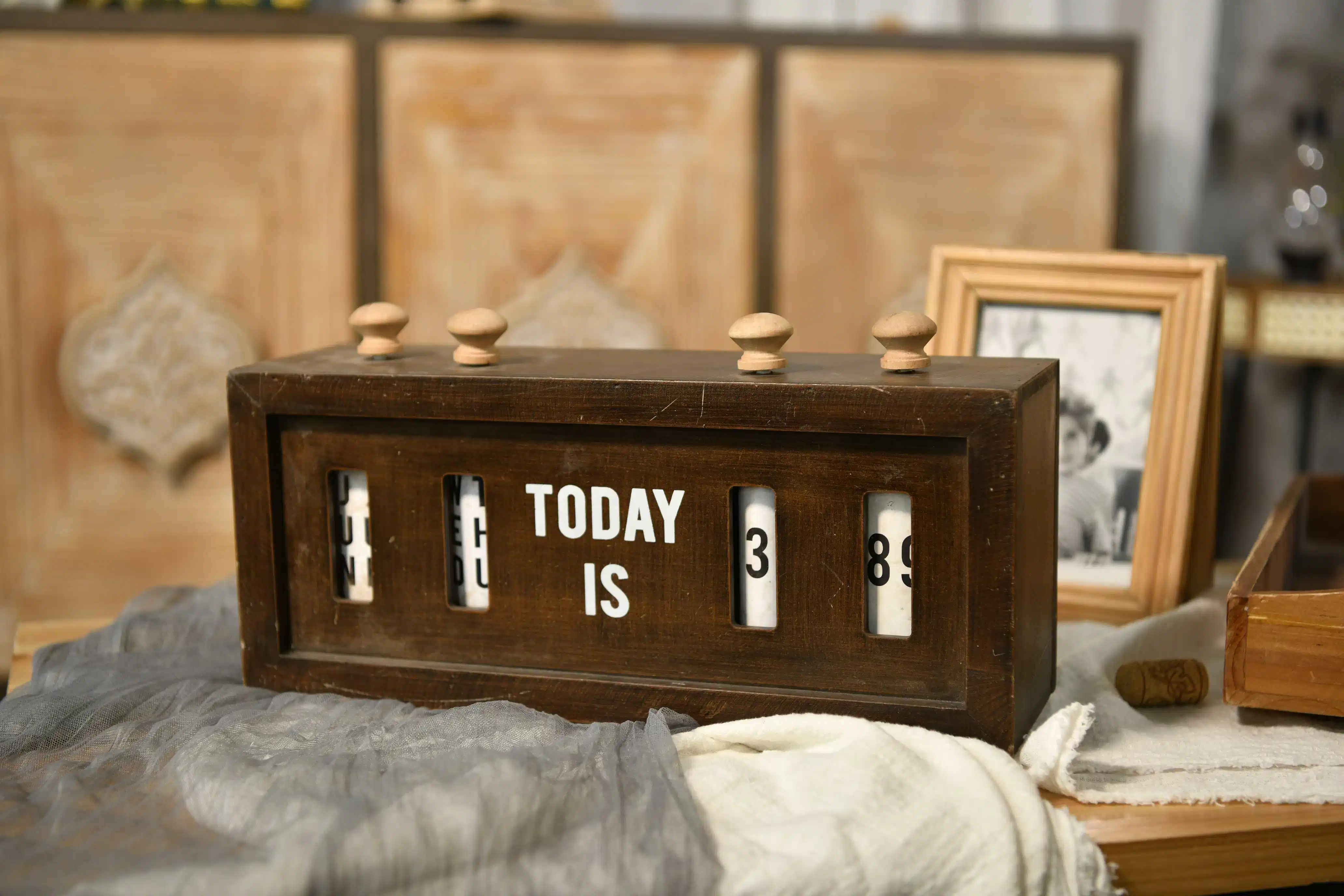 Dark Brown Retro Style Creative Wooden Table Calendar