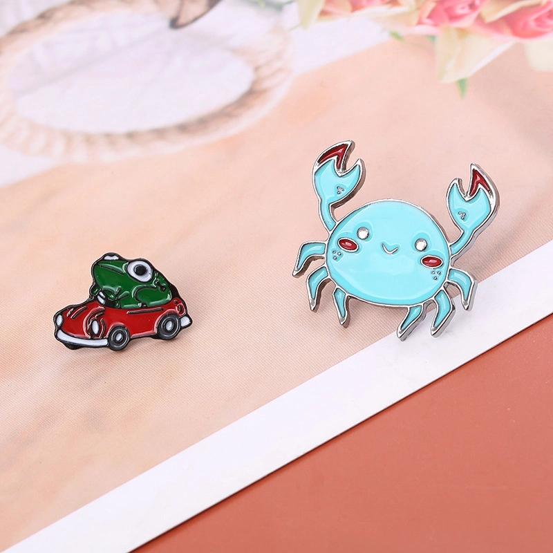 Großhandel Custom Logo Cartoon Cute Crab Animal Frog Trolley Zubehör Fashion Accessoires Geschenke Legierung Metall Hard Soft Brosche Emaille Abzeichen Ansteckstift