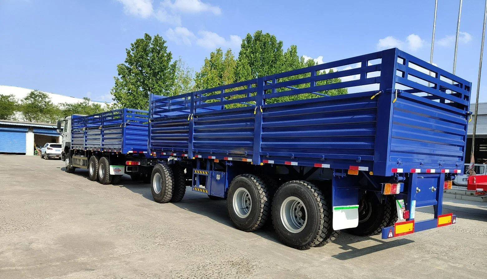 Panneau latéral de 70 tonnes de SinoTruck HOWO, neuf et utilisé Chariot utilitaire à clôture avec barre d'attelage de remorque complète pour Marché éthiopien