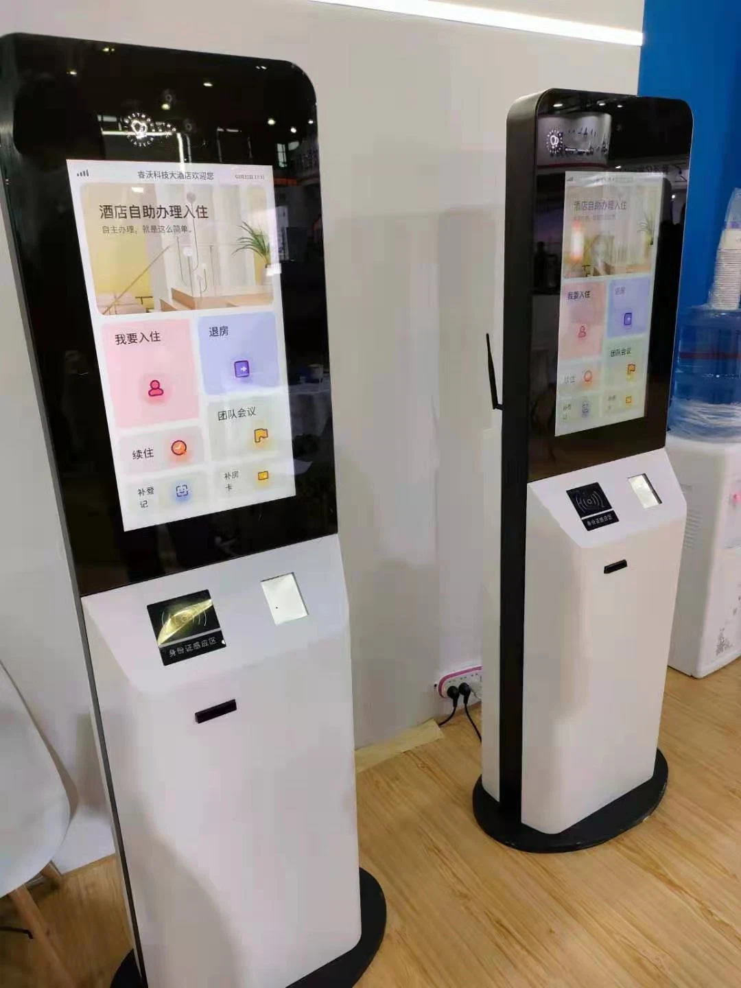 تسجيل وصول ذاتي من فندق المطار 32 بوصة بشاشة تعمل باللمس Kiosk مع نظام البرامج