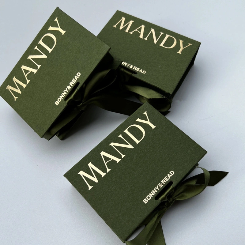 Boîte-cadeau en papier d'art spécial, boîte-cadeau militaire verte avec logo personnalisé estampillé.