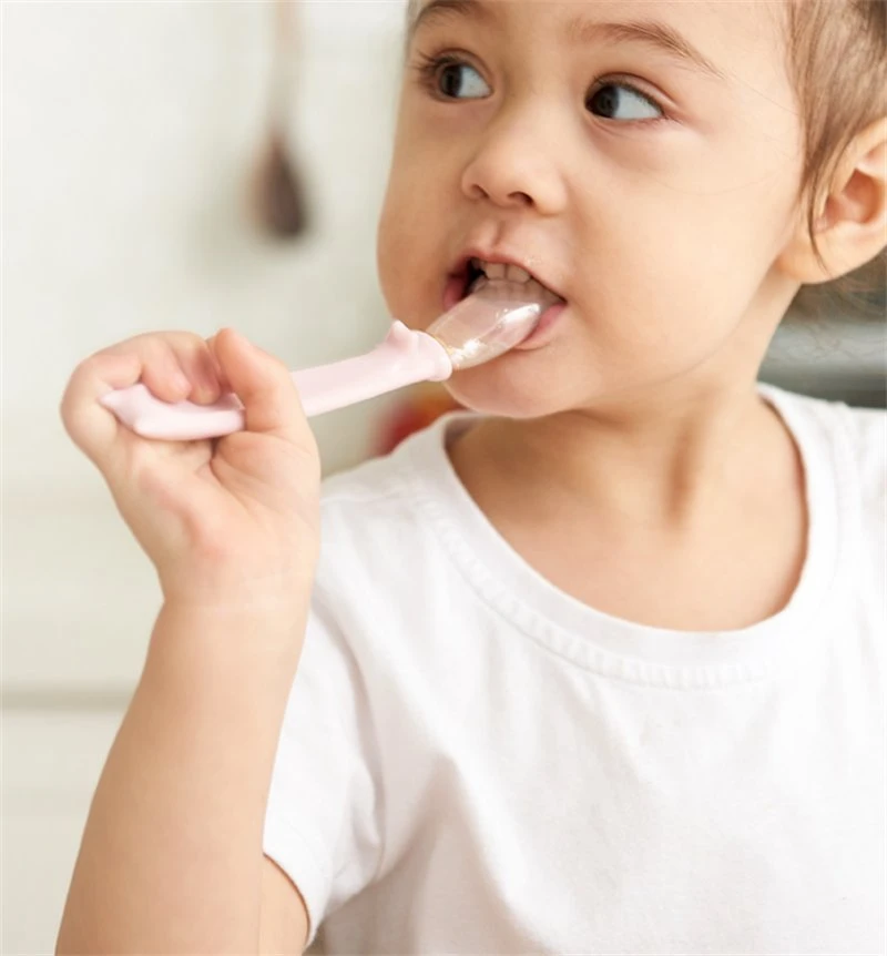 Nuevo diseño para niños Una cuchara de silicona de grado alimentario de Entrenamiento Conjunto de utensilios de cocina