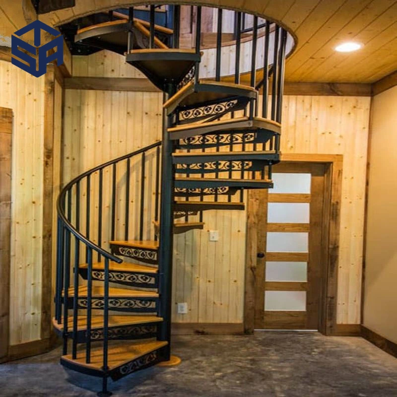 L'intérieur de l'escalier en spirale du bois d'acier pour les petits espaces