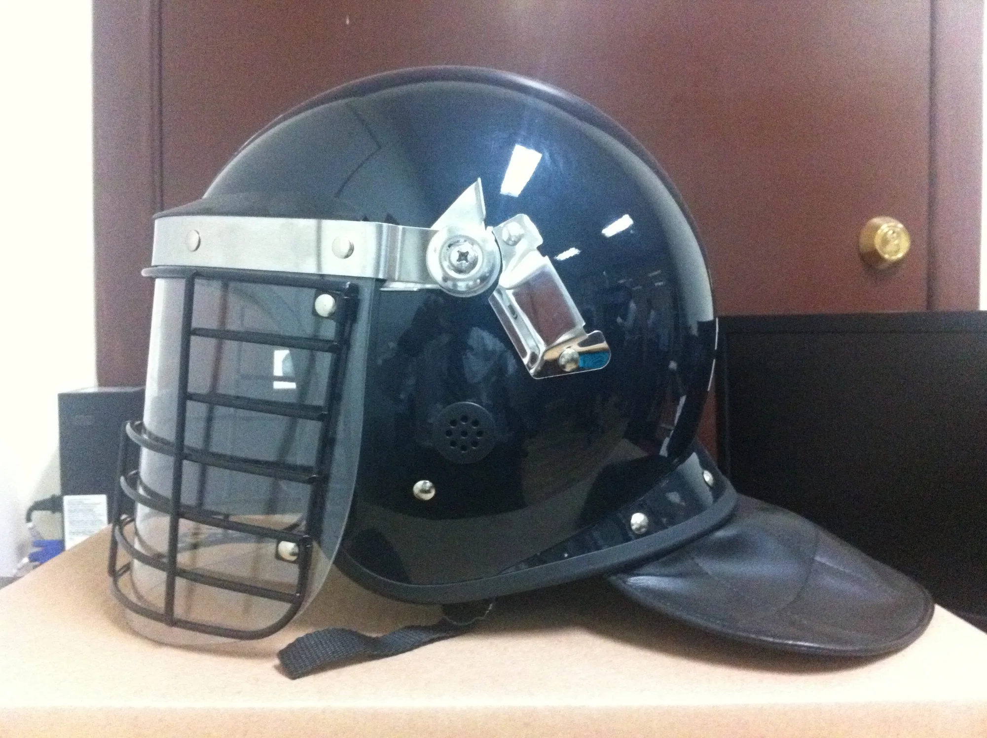 Mexican-Style Police Anti Riot Helmet with Aluminium Mesh Protector Over The Visor