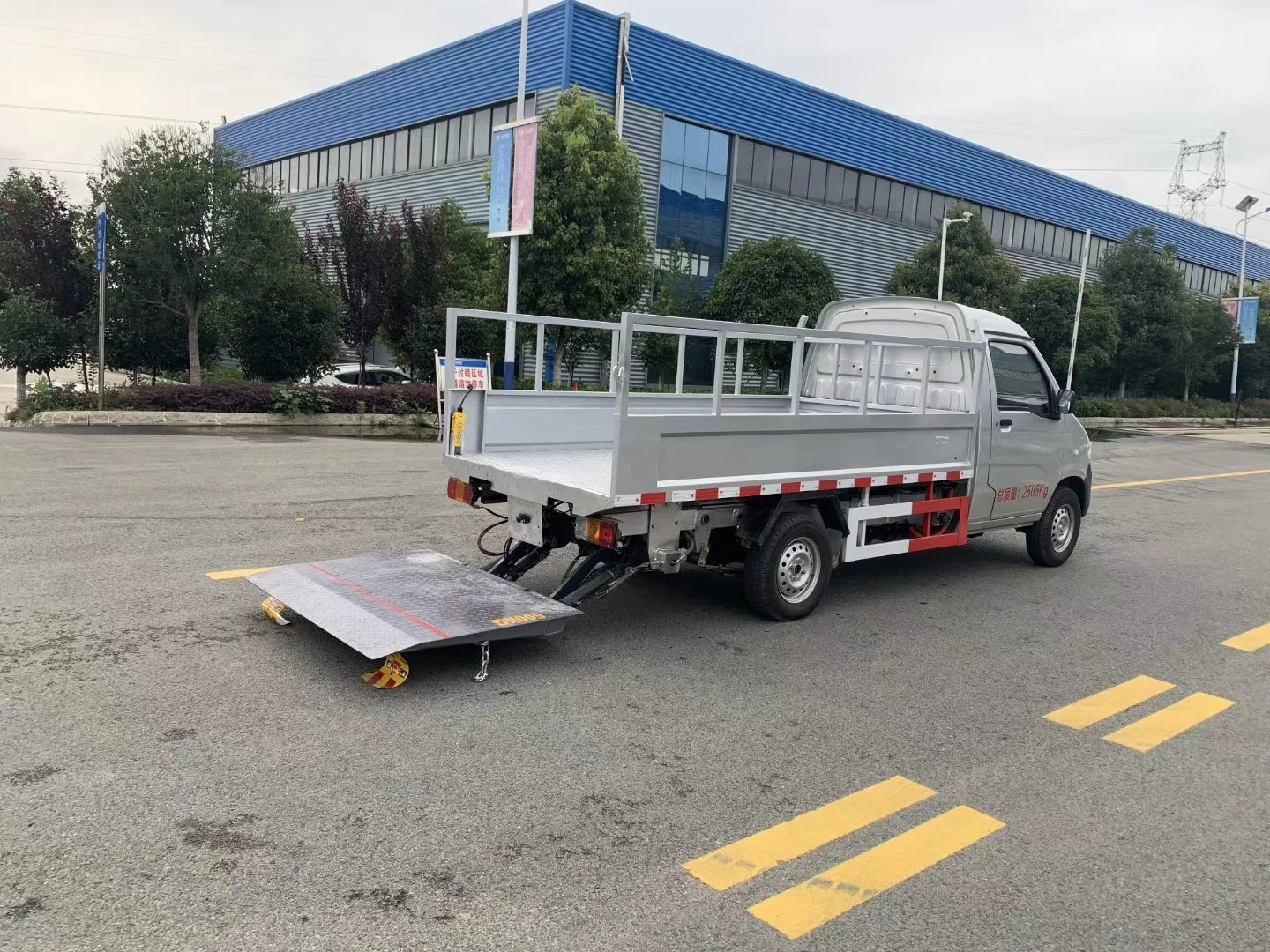 China Mini 1-3ton Battery Electric Truck with Tail Lift system for Cargo or Barreled Garbage Transport Truck