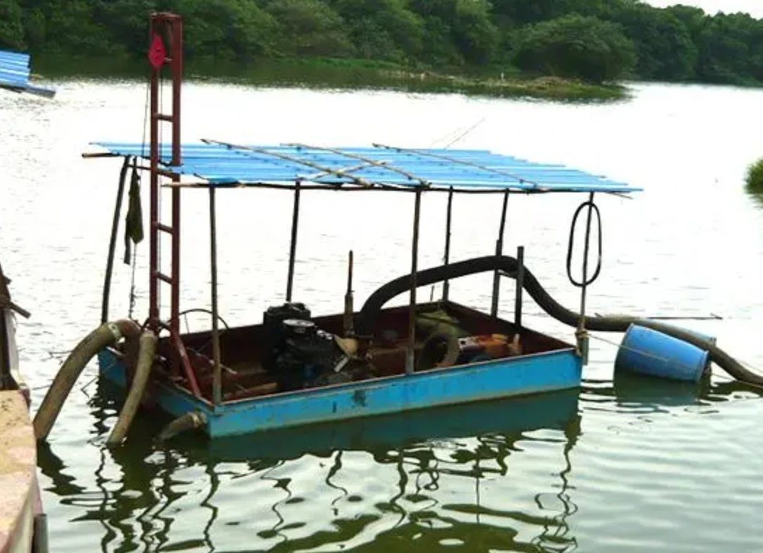 Bateau de pompe simple pour dragage de sable avec moteur diesel pompage de sable Réglage et fonction jet d'eau