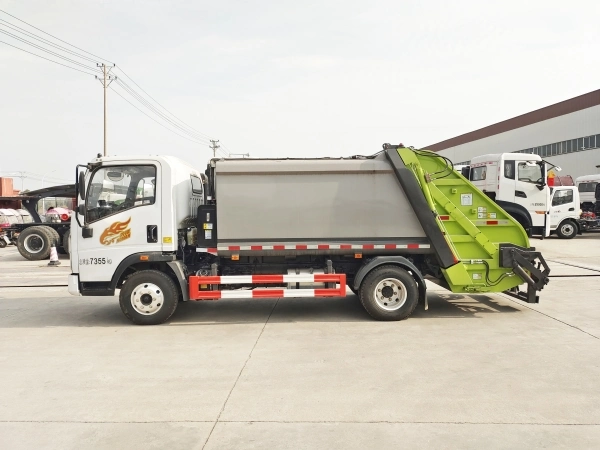 Cnhtc HOWO Camion Compacteur à Ordures de Taille Moyenne de 8 m³ Camion de Collecte de Déchets par Compression