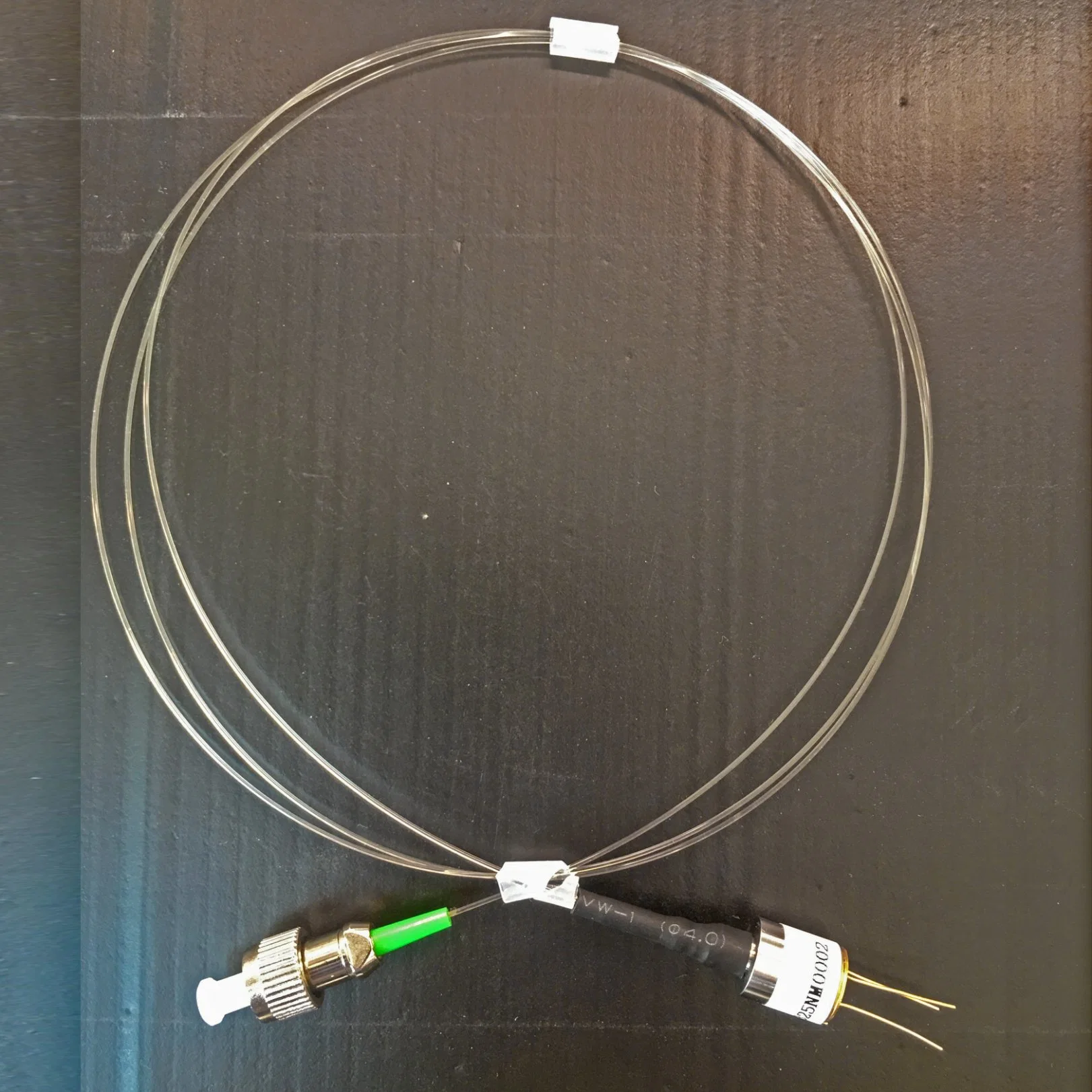 Potência Alta UVA 1000nm 1050nm 1070nm 1100nm 1200nm 1300nm 1400nm 1450nm Fiber-Coupled Pigtailed LED Fonte de LED com SMA905 FC/APC ficha