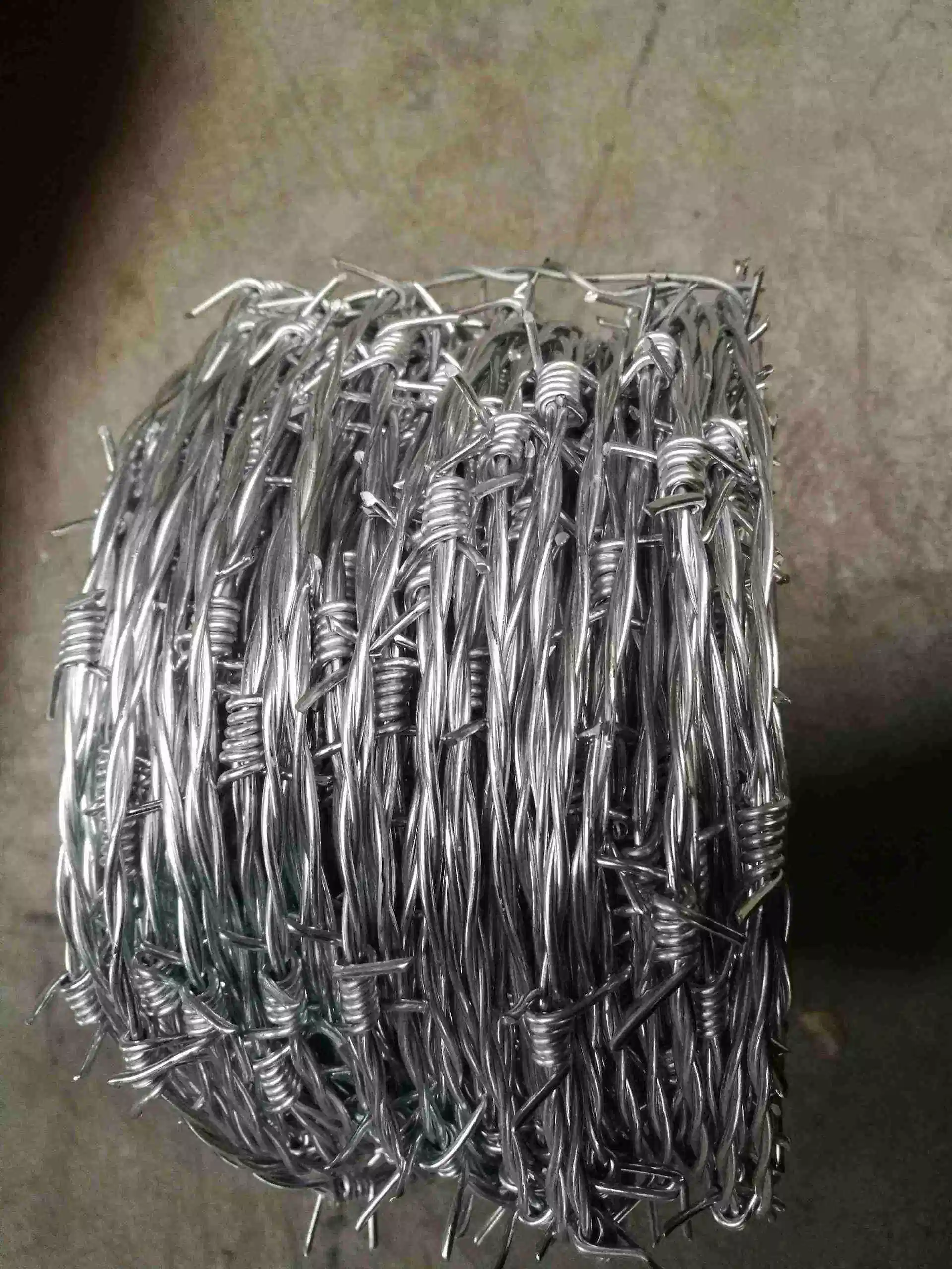 Wholesale/Supplier High quality/High cost performance  in Stock Bto-22 Galvanized Razor Barbed Wire Roll