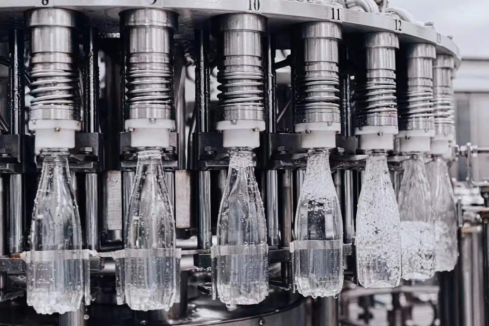 Machine d'emballage de remplissage d'eau minérale en bouteille en plastique de 500 ml avec bouchon à vis.