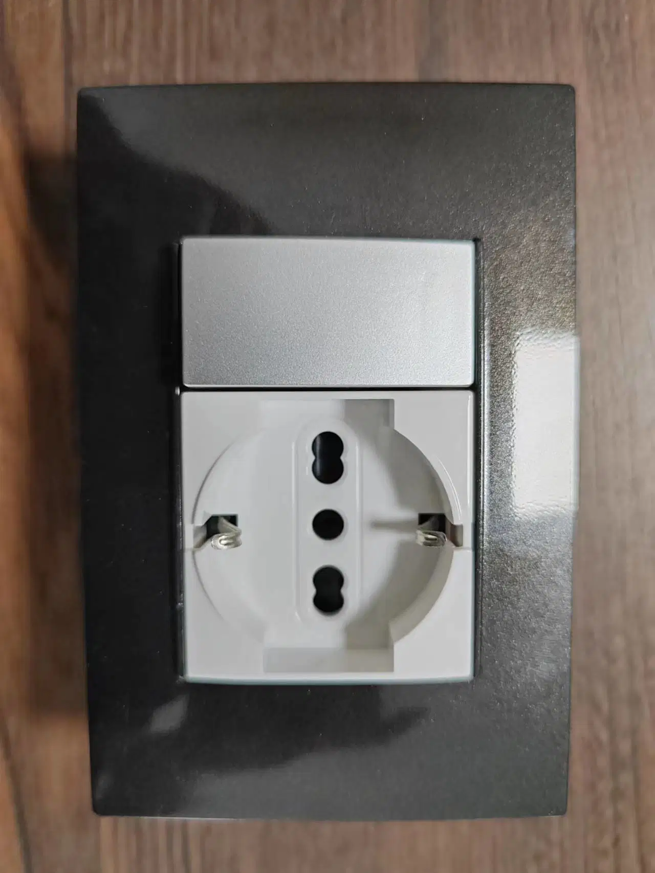 3 Gang Wall Switch and Sockets for Italy and Europe