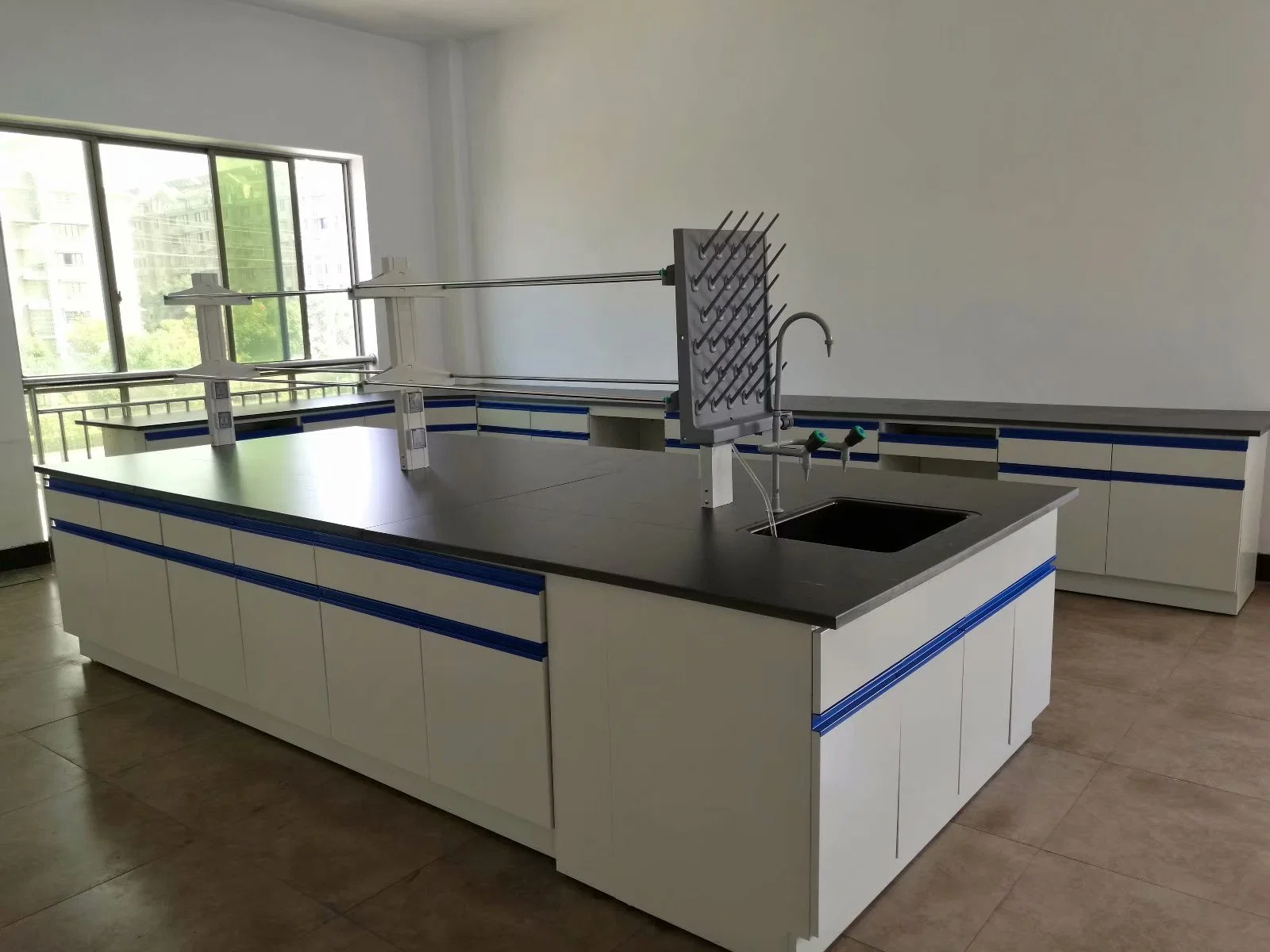 Guangzhou Max Laboratory Table Lab Furniture Factory Moisture Proof Compact Resistance Lab Furniture with Reagent Shelving