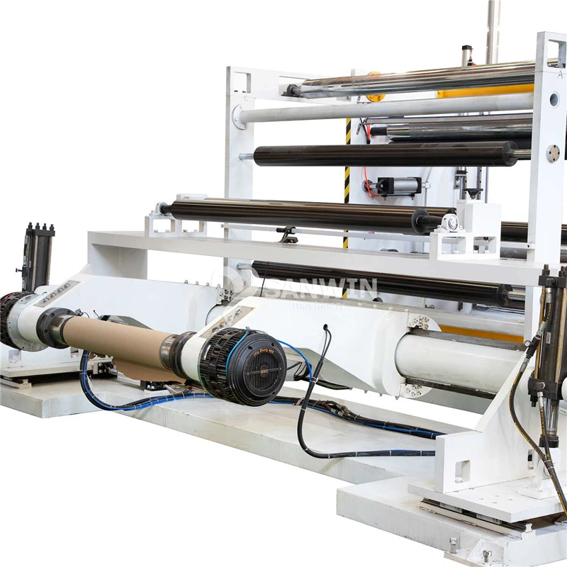 Machine de découpe automatique de papier adhésif en rouleau jumbo à grande vitesse.