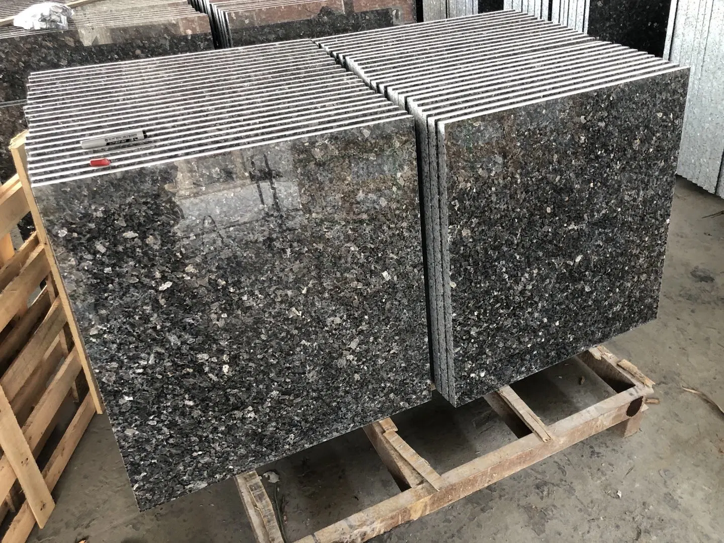 Natural Stone Black/White/Grey Polished/Honed/Flamed/Brushed Silver Pearl Granite for Floor/Wall/Outdoor Slabs/Tiles/Countertops/Stairs/Sills/Column/Pavers