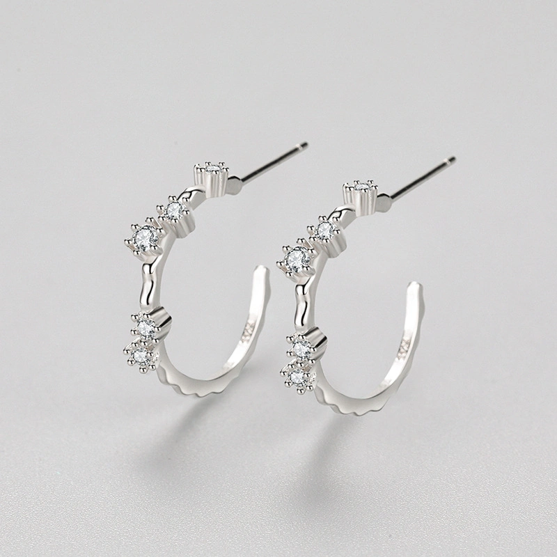 La mitad minimalista Hoop Stud Earrings 925 Joyería de Plata chapada en rodio curiosidades de espesor de la mitad Hoop CZ Aretes de regalo para su