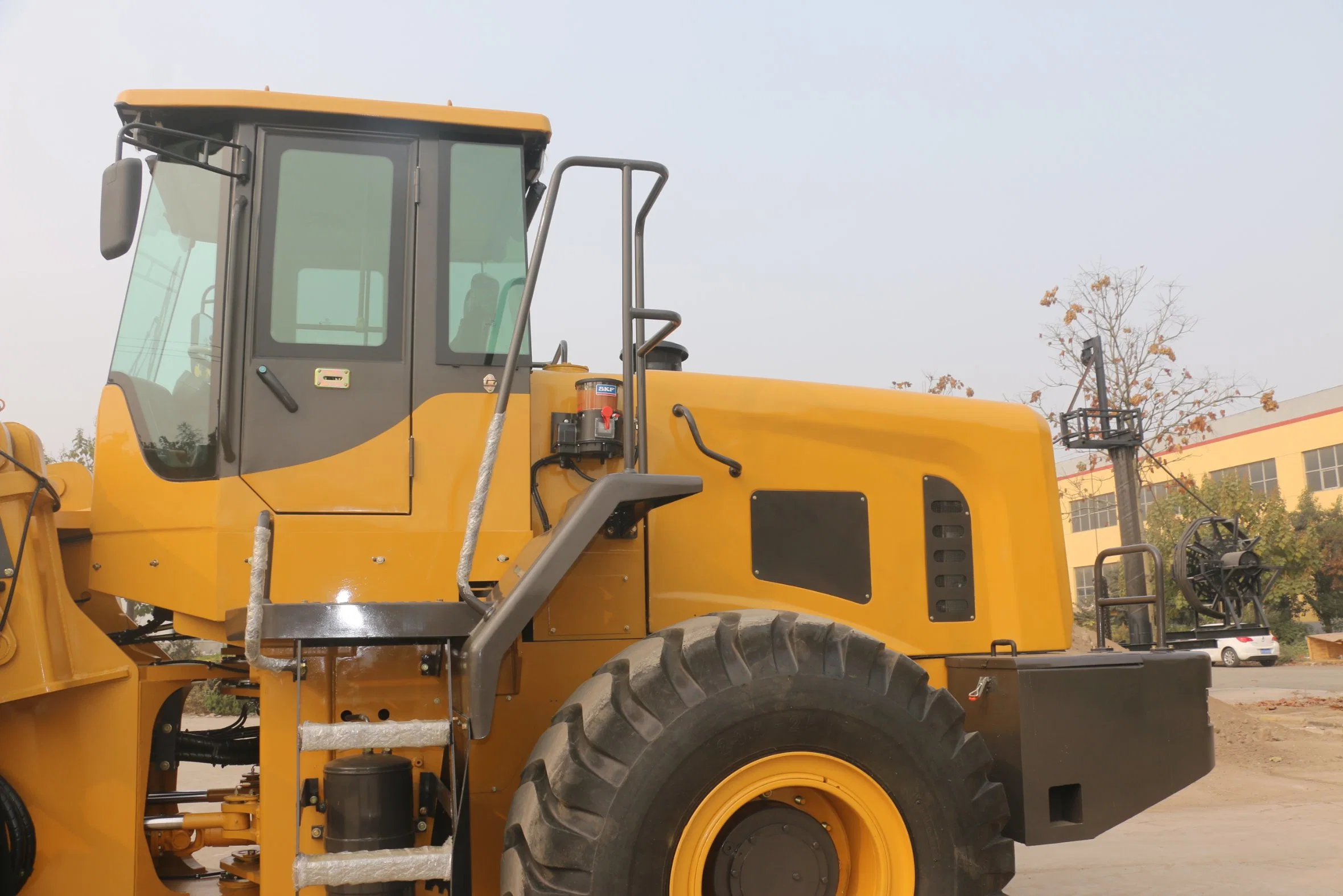 China Manufacture 5ton Lq956 with Attachments Loader