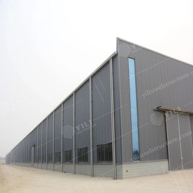 Construction de garage d'usine en structure métallique préfabriquée.