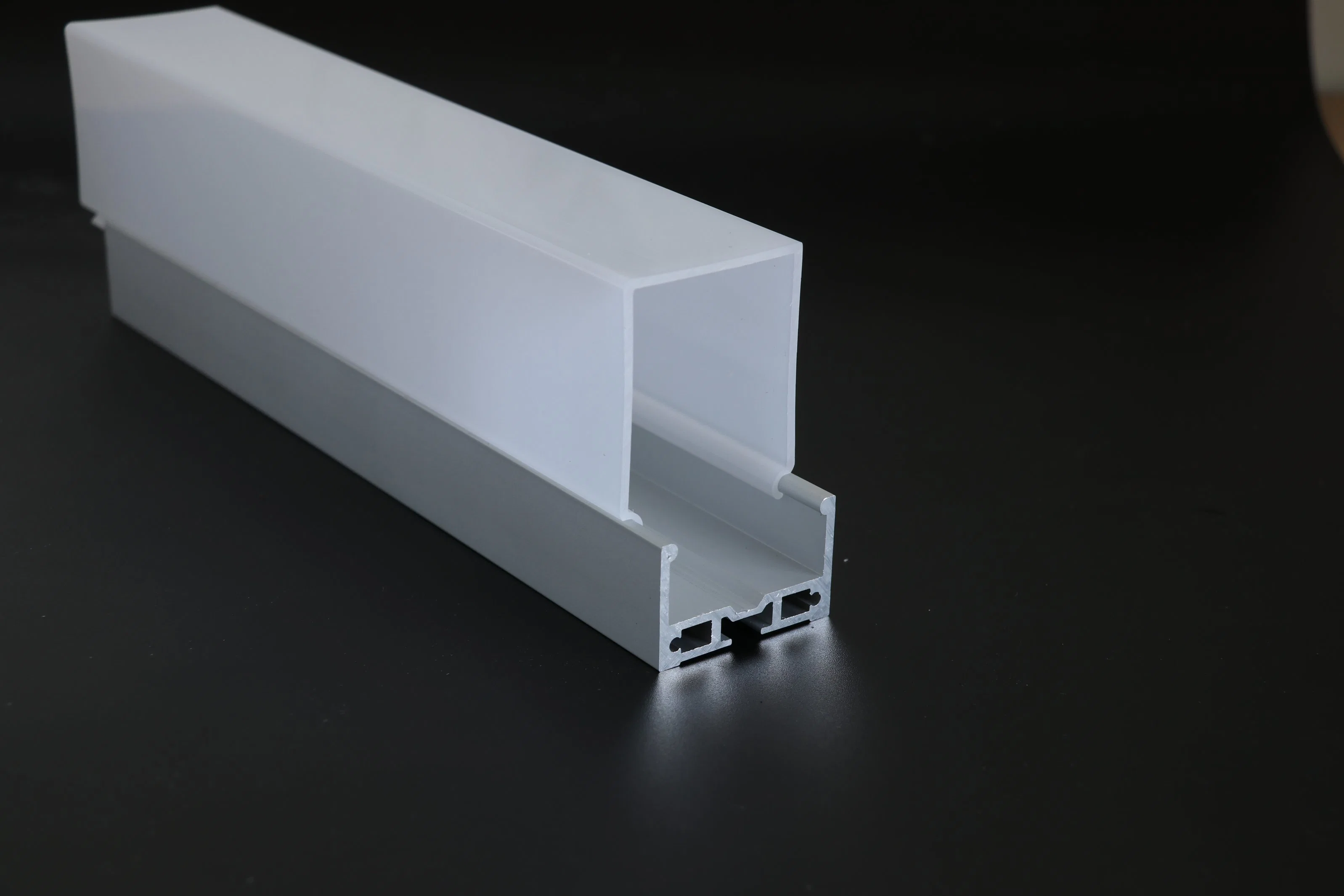 Los tres lados las bujías de personalizar el perfil de LED de aluminio Longitud Canal con aleación de aluminio 6063