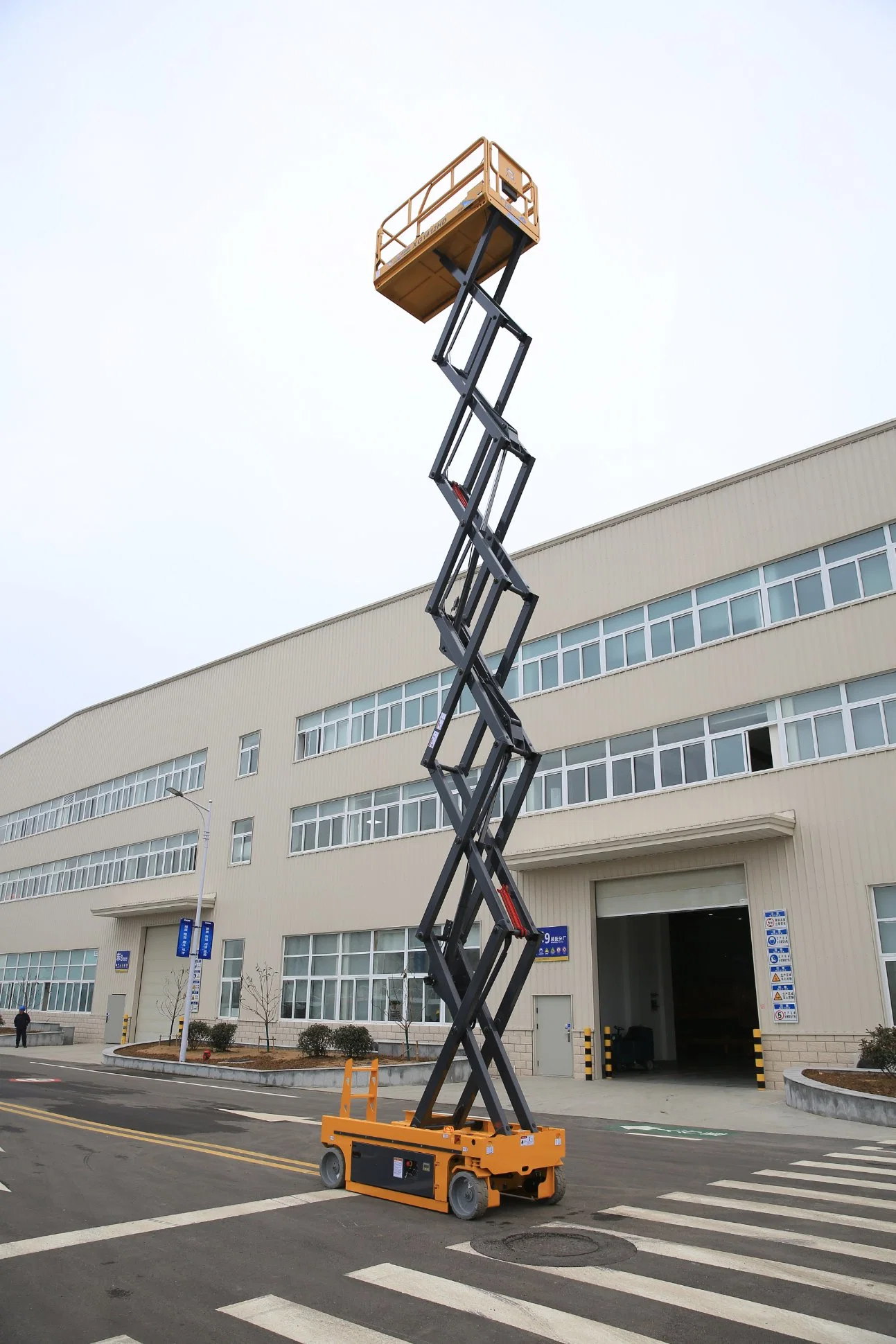 Xg1412HD 14m Battery Powered Scissor Lift Aerial Work Platform Best Price for Sale