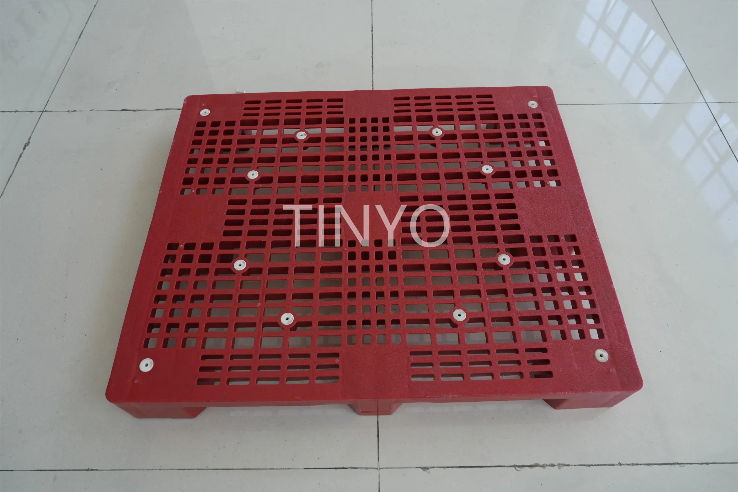 Red Euro Shipping Recycled PVC Warehouse Storage Rack Field Grid Plastic Pallet Ty1210-Z