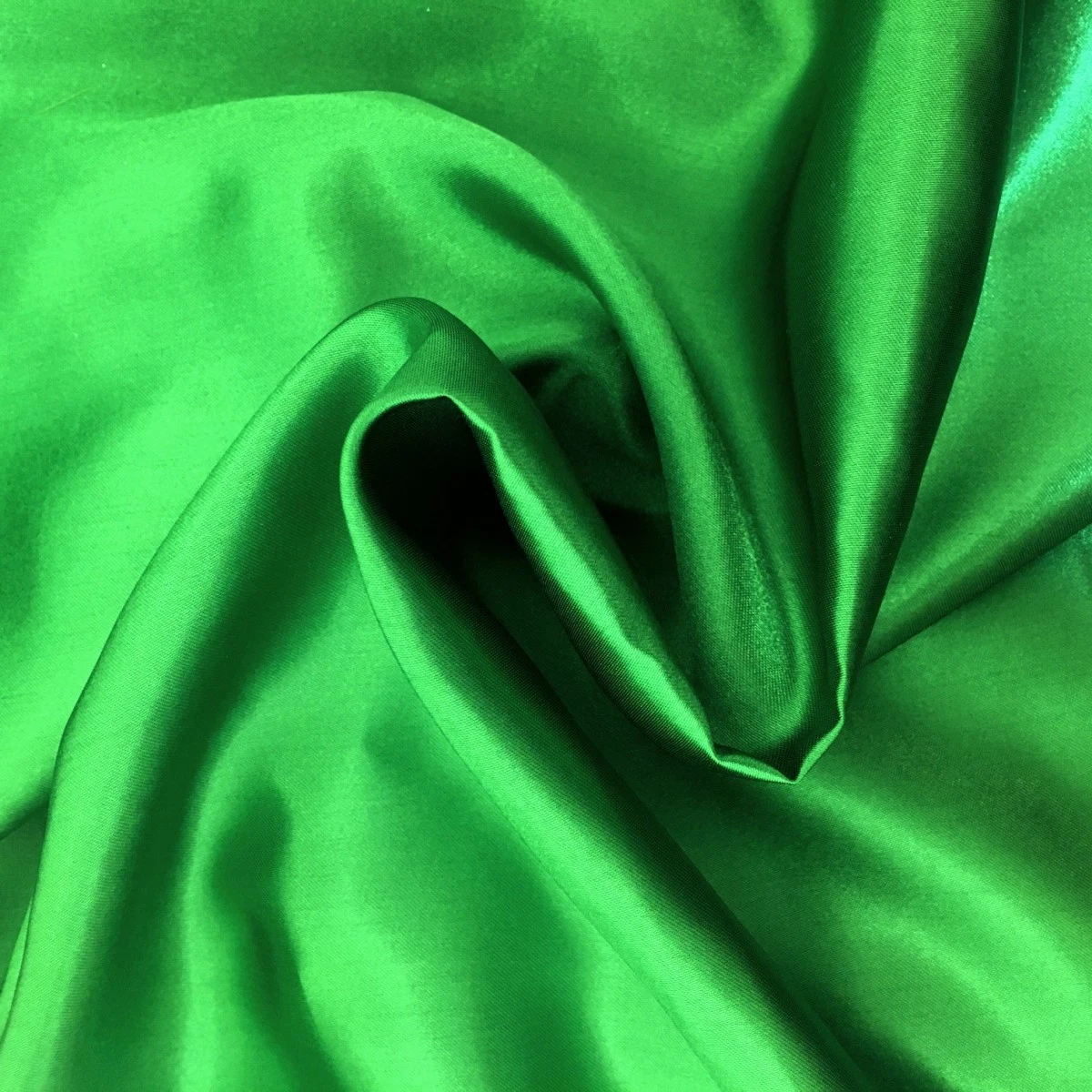 Fournisseur chinois de tissu satiné teint en polyester de 85GSM pour le textile domestique.