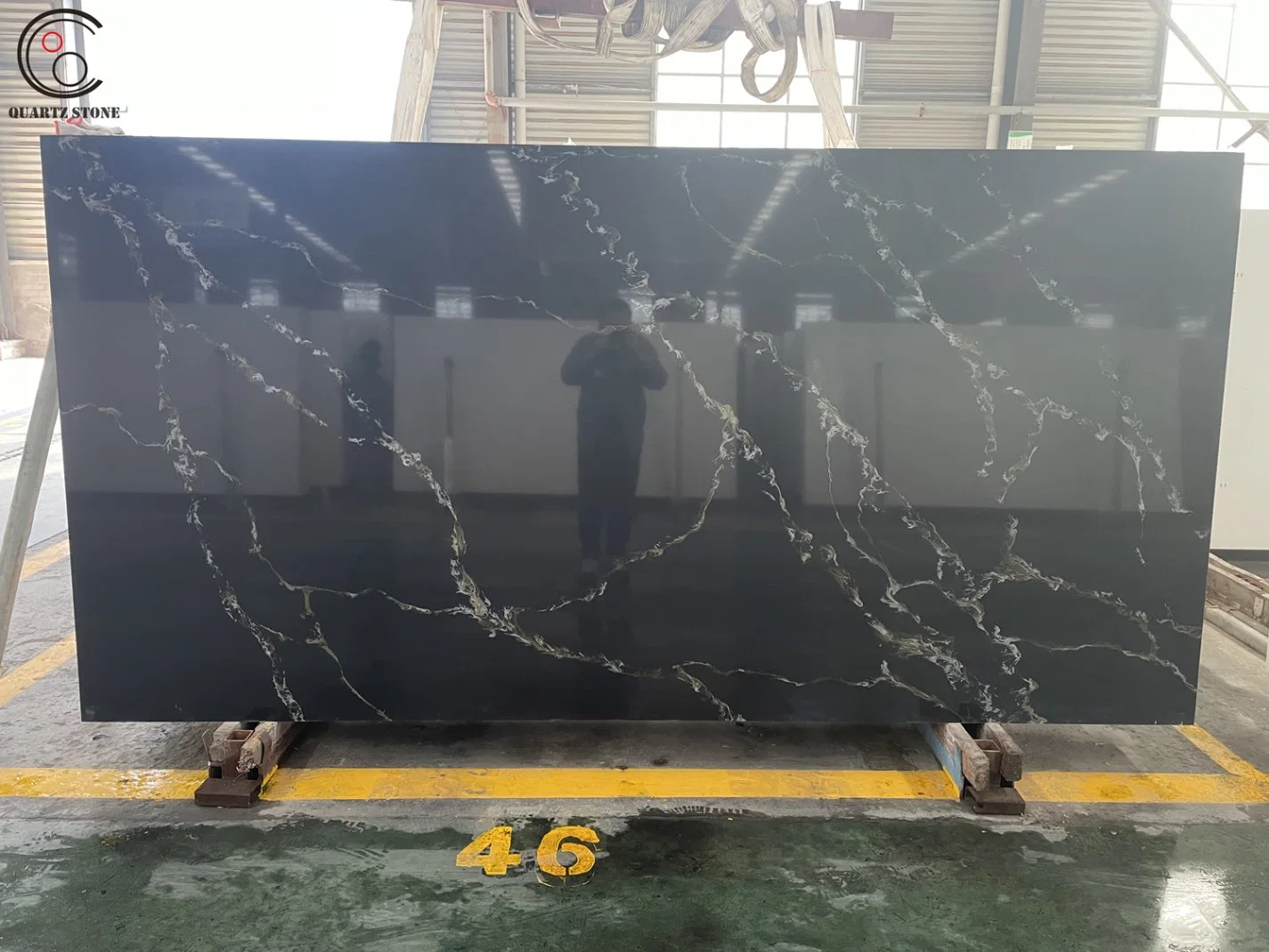 Black Artificial Calacatta Quartz Stone Slab with Natural Veins