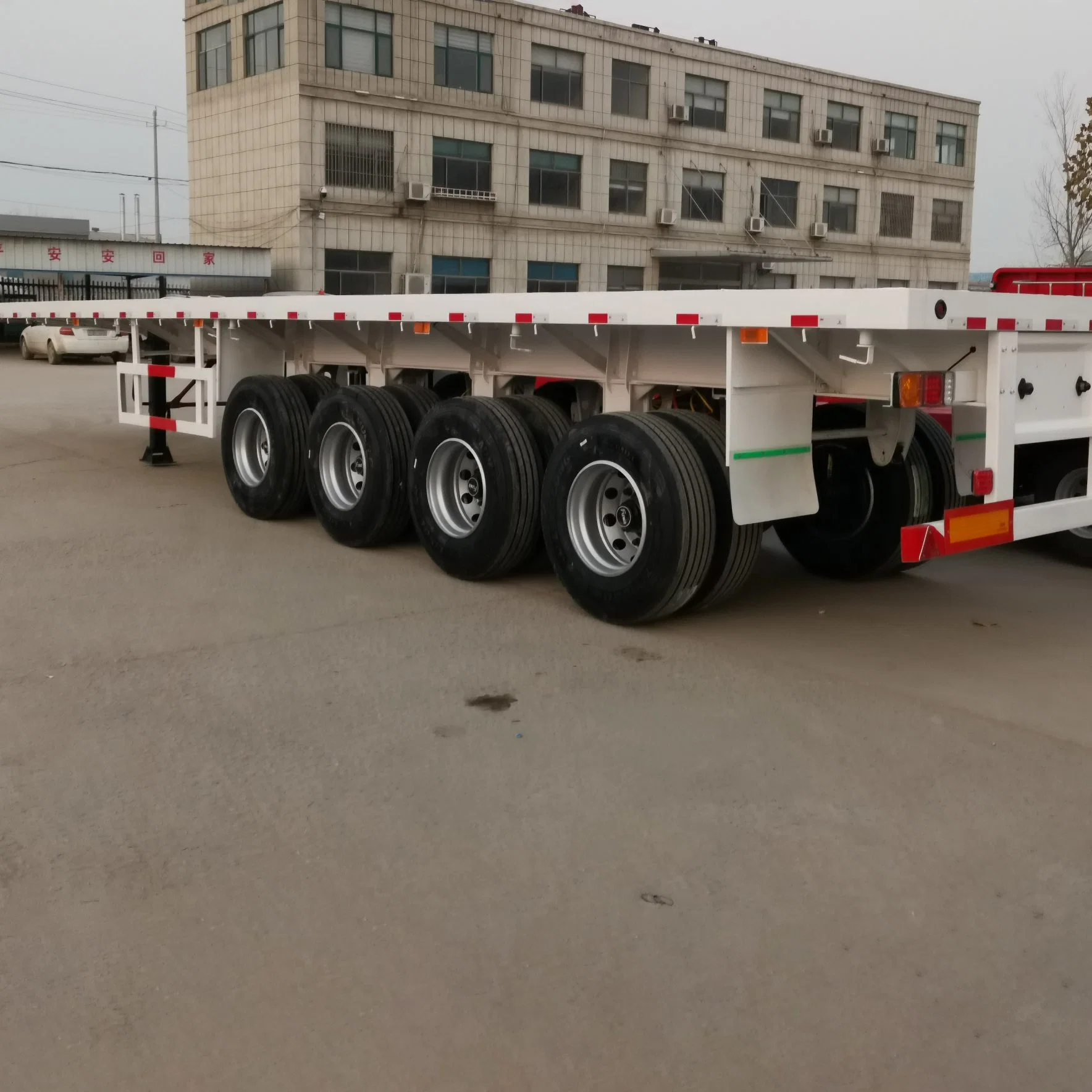 Los ejes de Tri 60 toneladas 20/40 Contenedor de pie de plataforma plana de envío de la Plataforma de cama alta Triaxle Camión semi remolque para venta