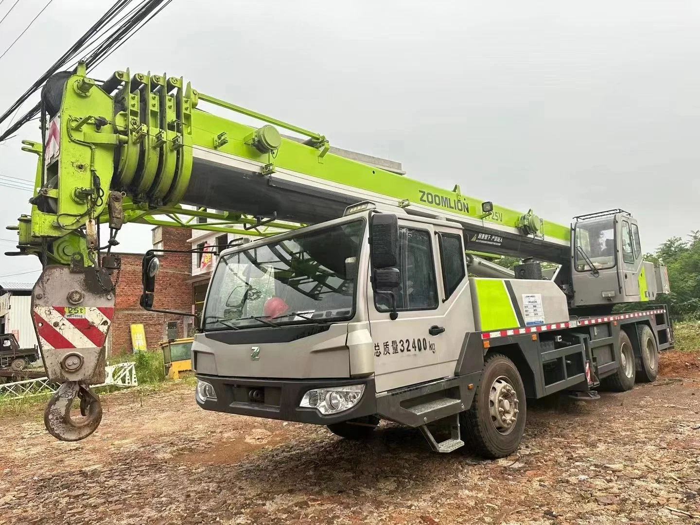 2020 Zoomlion 25ton Equipamento de elevação com grua para camiões usado Maquinaria da empresa de construção