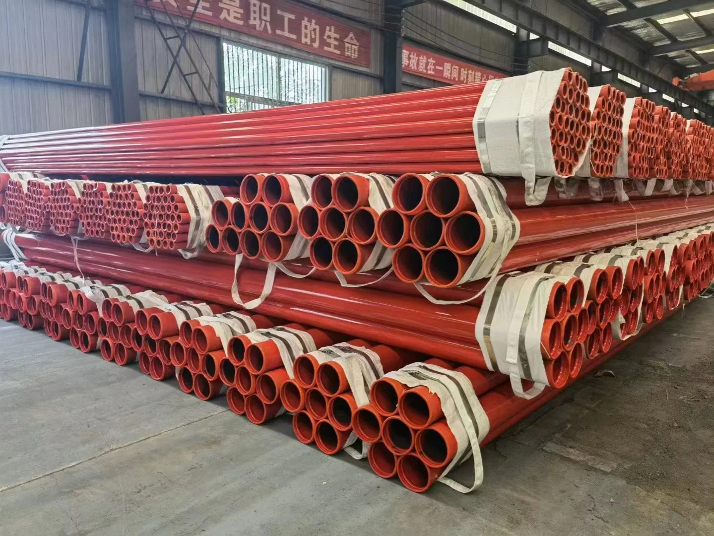 China Manufacture Reliable Supplier Painted Steel Pipe/Plastic Coated Pipe External PE Red Blue Plastic Coated Composite Steel Pipe